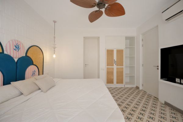 Sereno Santorini 2bhk Greek vibes w/ pvt jacuzzi