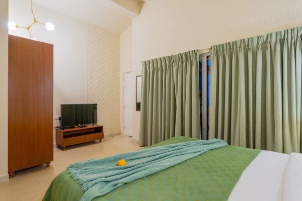 Sereno Horizon 3bhk Penthouse pvt jacuzzi rooftop