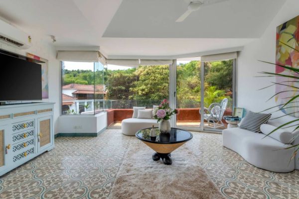 Sereno Picasso 1bhk artsy vibes 3 mins to Assagaon