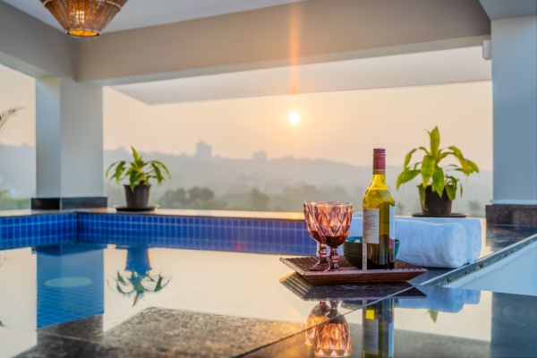 Sereno Horizon 3bhk Penthouse pvt jacuzzi rooftop