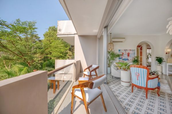 Sereno Santorini 2bhk Greek vibes w/ pvt jacuzzi