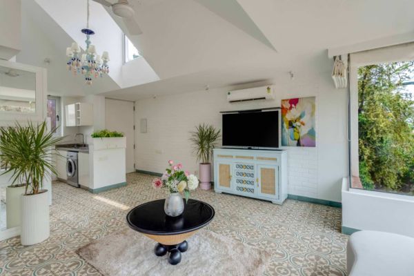 Sereno Picasso 1bhk artsy vibes 3 mins to Assagaon