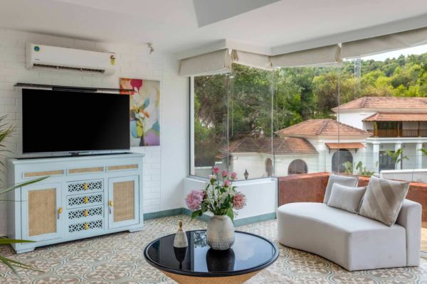 Sereno Picasso 1bhk artsy vibes 3 mins to Assagaon