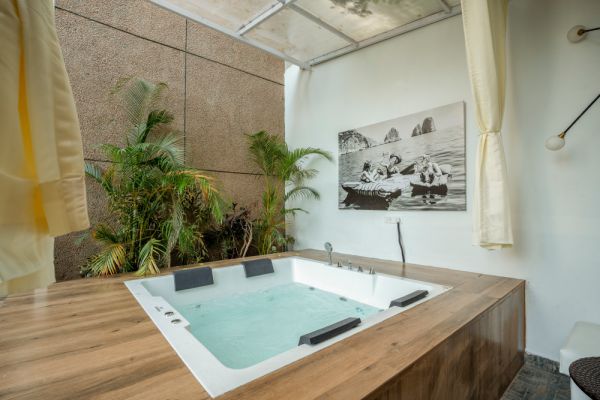 Sereno Santorini 2bhk Greek vibes w/ pvt jacuzzi