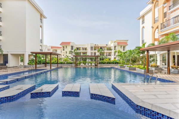 Sereno Foresta cosy 1 bhk greenery view w/pool+game