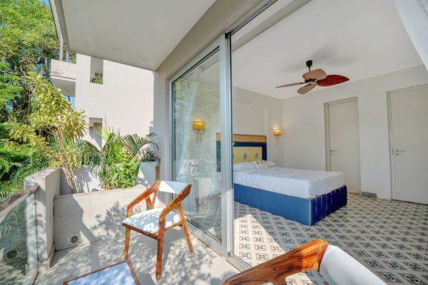 Sereno Santorini 2bhk Greek vibes w/ pvt jacuzzi