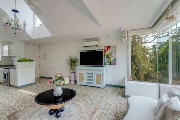 Sereno Picasso 1bhk artsy vibes 3 mins to Assagaon