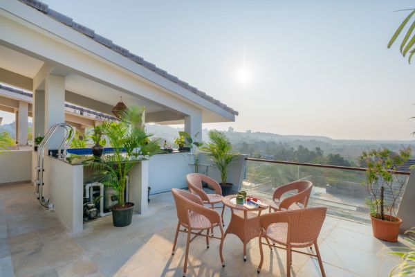 Sereno Horizon 3bhk Penthouse pvt jacuzzi rooftop