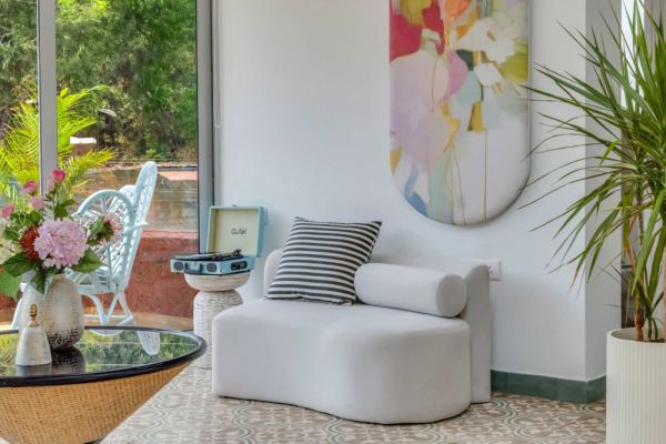 Sereno Picasso 1bhk artsy vibes 3 mins to Assagaon