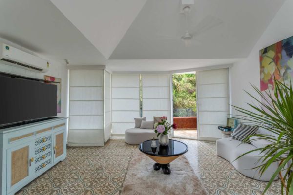 Sereno Picasso 1bhk artsy vibes 3 mins to Assagaon