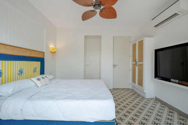 Sereno Santorini 2bhk Greek vibes w/ pvt jacuzzi