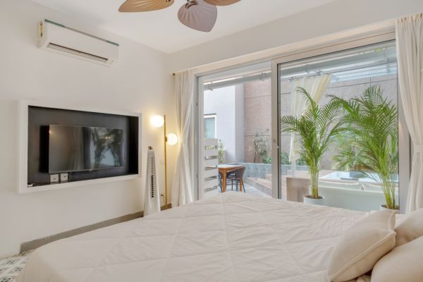 Sereno Santorini 2bhk Greek vibes w/ pvt jacuzzi